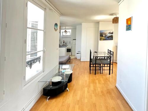 Η κουζίνα ή μικρή κουζίνα στο Appartement Paris 16e Passy Tour Eiffel