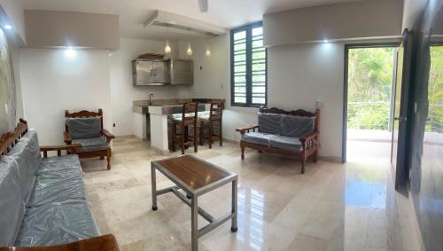 een woonkamer met een bank en een tafel bij Edificio La Paz in Puerto Vallarta