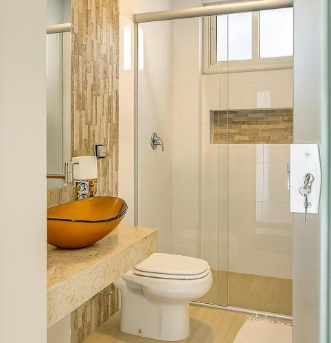 a bathroom with a bowl sink and a toilet at Pousada Graciosa in Palmas