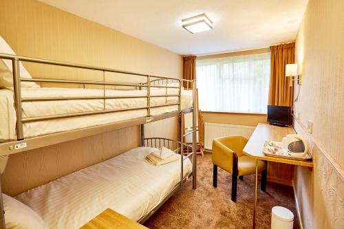 Postel nebo postele na pokoji v ubytování Abbotsford Hotel