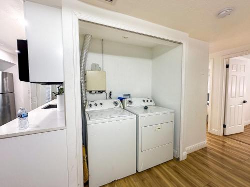 a white laundry room with a washer and dryer at Beautiful&relaxing Central Location 2 Kings in Tampa