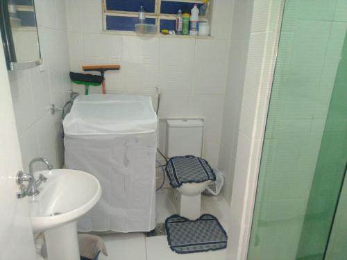 a small bathroom with a toilet and a sink at Suíte com a melhor vista de Manaus in Manaus