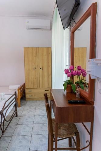 Μια τηλεόραση ή/και κέντρο ψυχαγωγίας στο Apartment's Theodoros 2