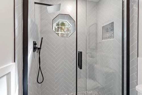 フィラデルフィアにあるWelcome to The Lux Collective a Spacious 5-Bedroom House close to Stadiums, Universities, Center City & more!の浴室のガラス扉付きシャワー