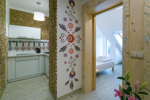 una cucina con parete decorata con un murale floreale di Apartamenty Stara Polana a Zakopane