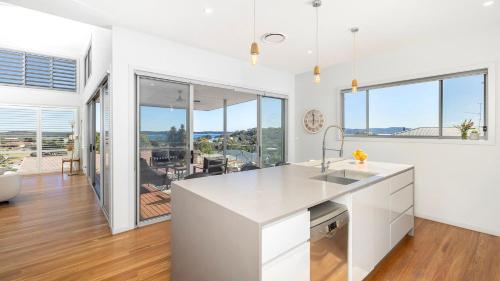 科莱特The Family Tide的相册照片