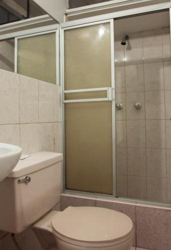 Un baño de Hostal Las Fresas Lima Airport