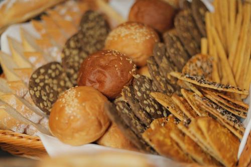 een mand gevuld met verschillende soorten brood bij Pyramids Oasis Hotel in Caïro