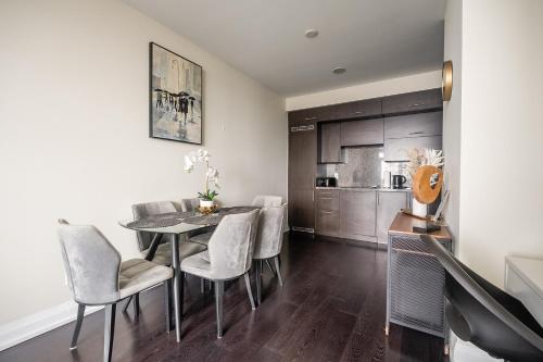 Kuchyň nebo kuchyňský kout v ubytování 1 Bedroom Apartment with Balcony and Skyline View in North York