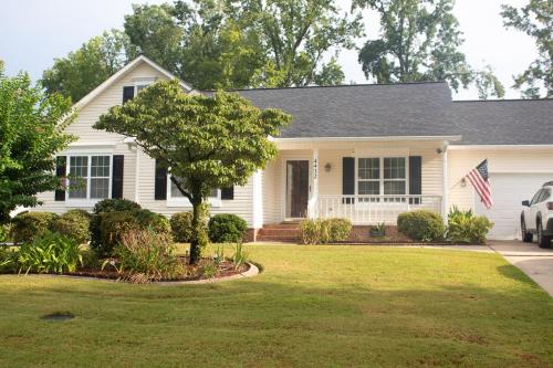 Κήπος έξω από το Jason and Liz escapes