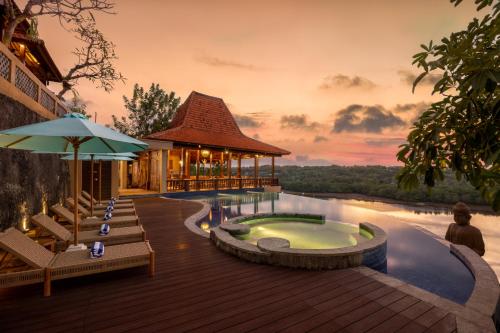 a resort with a hot tub and a building at Pramana Nusa Ceningan in Nusa Lembongan