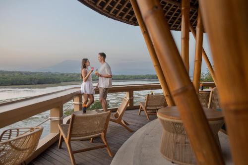 a couple standing on the deck of a boat at Pramana Nusa Ceningan in Nusa Lembongan