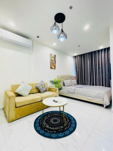 a living room with a couch and a table at Căn hộ Studio GH2 Vinhomes Grand Park in Long Bình