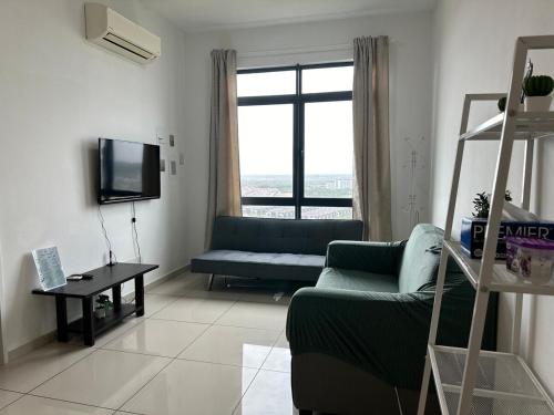 Televisyen dan/atau pusat hiburan di The Stay, Kenwingston Residence - No Wifi, Lake View, Cyberjaya, 1BR, Parking