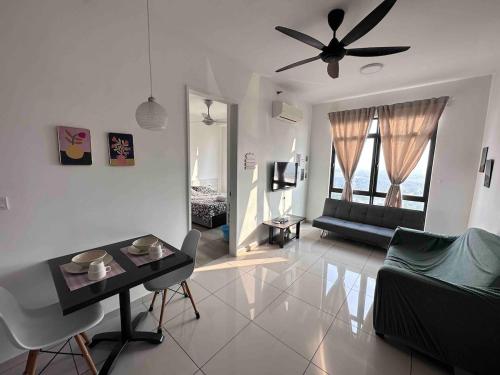 Ruang duduk di The Stay, Kenwingston Residence - No Wifi, Lake View, Cyberjaya, 1BR, Parking