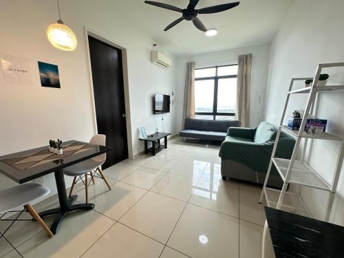 Ruang duduk di The Stay, Kenwingston Residence - No Wifi, Lake View, Cyberjaya, 1BR, Parking