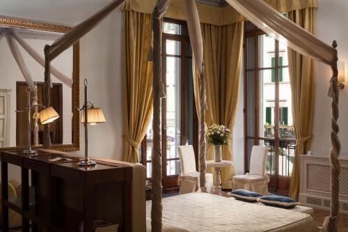 a room with a dressing table and a mirror at Hotel Executive in Florence