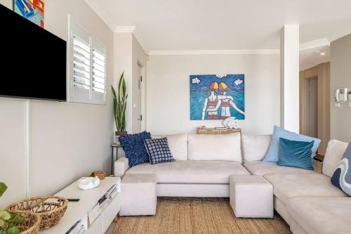 Amelie - Luxury Beach View Condo Minutes To Beachにあるテレビまたはエンターテインメントセンター