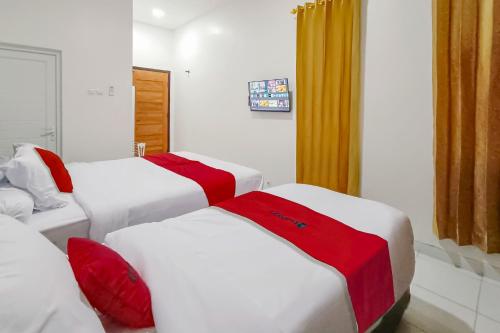 Un ou plusieurs lits dans un hébergement de l'établissement RedDoorz at Tebee Homestay near Tugu Kartasura