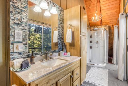 Bilik mandi di The Knotty Pine