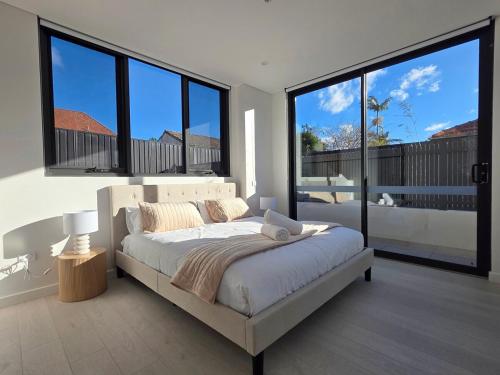 Ένα ή περισσότερα κρεβάτια σε δωμάτιο στο 'Oasis' 2 Bedroom Apt in the heart of Burwood