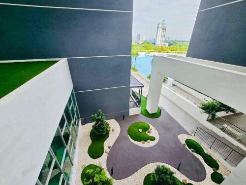 Bazén v ubytování Modern Family-Fun Suites - Infinity Pool, Massage Chair, Indoor-Cinema with Balcony - M2 nebo v jeho okolí