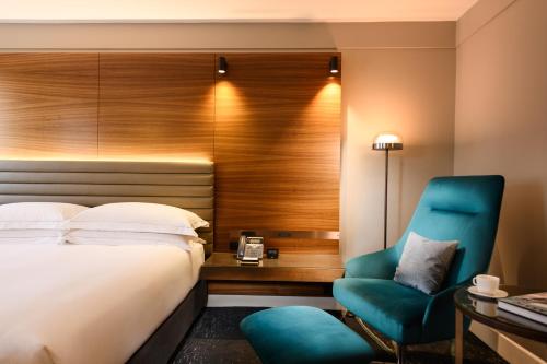 En eller flere senge i et værelse på Hilton Sydney