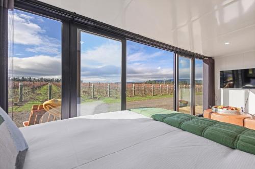 Katil atau katil-katil dalam bilik di Waipara Vines Wine POD Accommodation