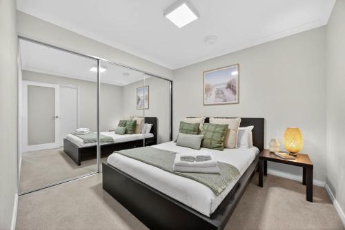 a bedroom with a large bed in a room at Modern 2BR Apartment in the Heart of Rockingham Close to Beach Shops & Naval Base in Rockingham