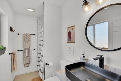 Ein Badezimmer in der Unterkunft 3br 2bth, 10 Min To Jtnp, Ev Charger, Zen Garden
