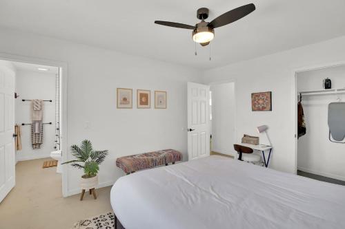 Ein Bett oder Betten in einem Zimmer der Unterkunft 3br 2bth, 10 Min To Jtnp, Ev Charger, Zen Garden