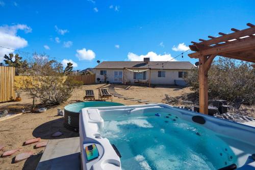 Der Swimmingpool an oder in der Nähe von 3br 2bth, 10 Min To Jtnp, Ev Charger, Zen Garden