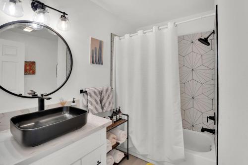 ein Badezimmer mit Waschbecken und Duschvorhang in der Unterkunft 3br 2bth, 10 Min To Jtnp, Ev Charger, Zen Garden in Joshua Tree