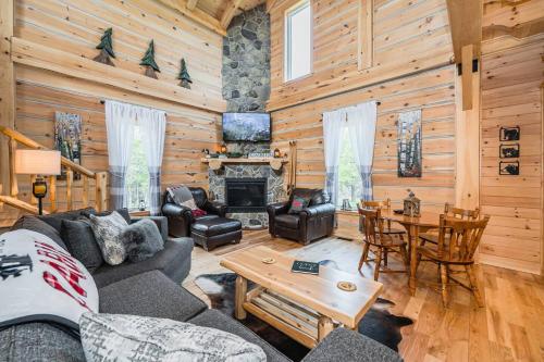 Ruang duduk di Rustic Luxury Saw N' Logzzz Cabin Getaway