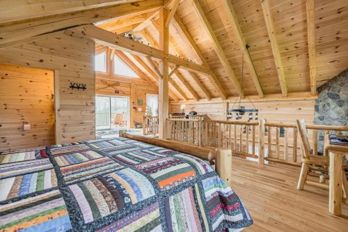 Katil atau katil-katil dalam bilik di Rustic Luxury Saw N' Logzzz Cabin Getaway
