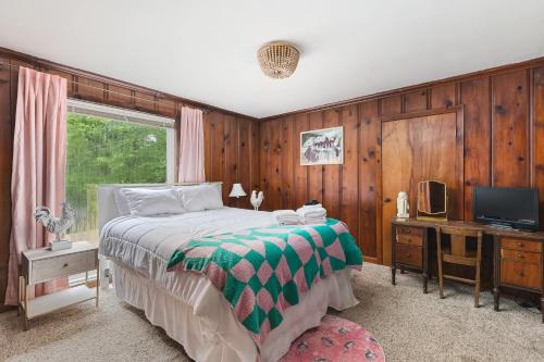 Postel nebo postele na pokoji v ubytování Nashville Gem Grill Mini Pickleball Sleeps 12