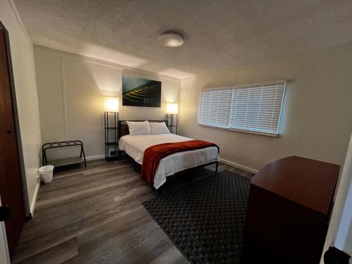 a small bedroom with a bed and a window at Grand Bella Niagara 5BR 2BATH Close to Falls in Niagara Falls