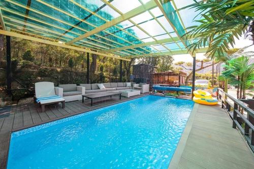 una piscina con pergolato e piscina con piscina di Yangpyeong Lulu Lala Pension a Yangpyeong
