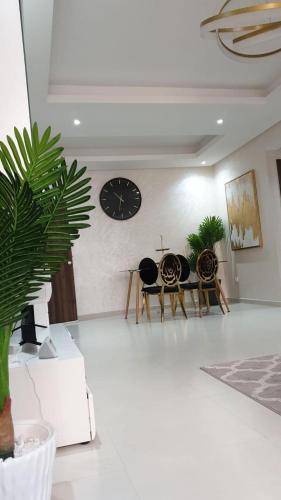 a room with chairs and a clock on the wall at Wohnung Blick am Meer in Agadir