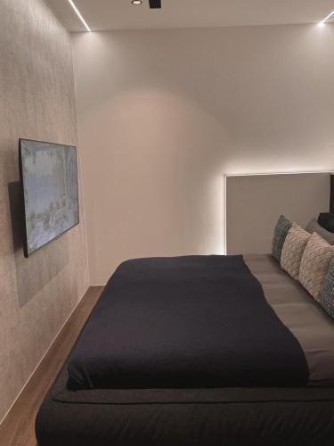 a bedroom with a large bed in a room at Here Hotel 宅這兒私宅-屏市A宅 in Pingtung City