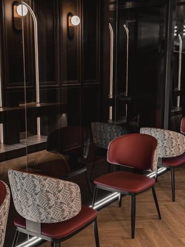 a group of chairs in a waiting room at Here Hotel 宅這兒私宅-屏市A宅 in Pingtung City