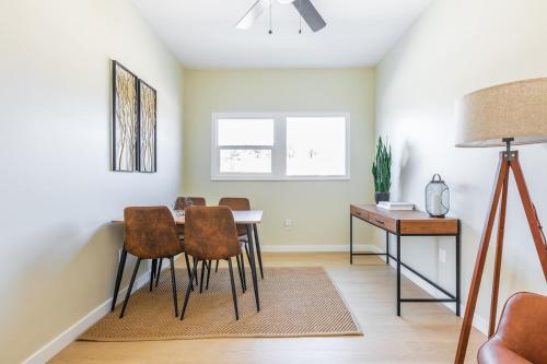 Gambar di galeri bagi Cozy Sunny Brand-new Apt 1 Block From The Beach di Long Beach