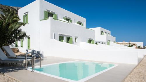 une maison blanche avec une piscine en face de celle-ci dans l'établissement Xerolithia Land, à Kamarai