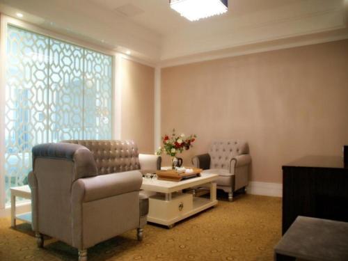 a living room with two chairs and a table at Quanzhou Binhai Hotel in Quanzhou