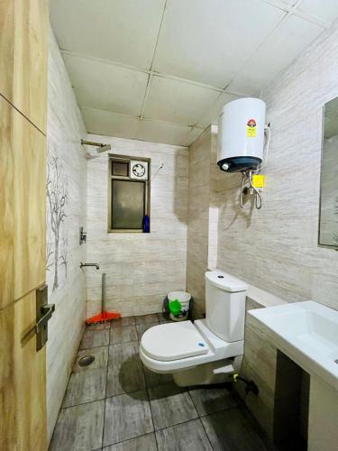 a bathroom with a toilet and a sink at premanand mharaj marg Vrindavan Dham in Vrindāvan