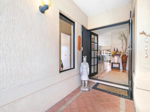 a statue stands in the hallway of a building at Enjoy Between Lake and River in South Yunderup