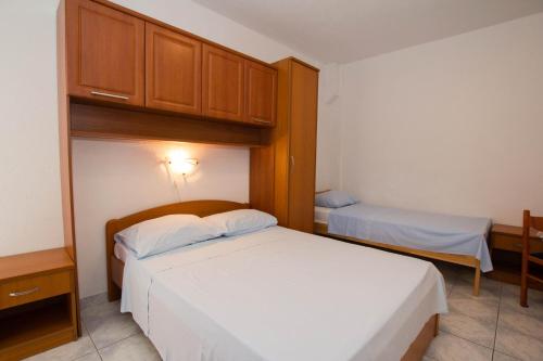 Ένα ή περισσότερα κρεβάτια σε δωμάτιο στο Apartments Bartul