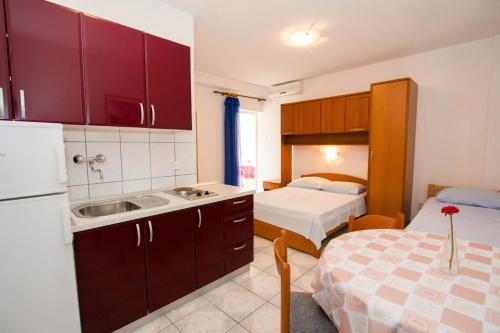 Ένα ή περισσότερα κρεβάτια σε δωμάτιο στο Apartments Bartul