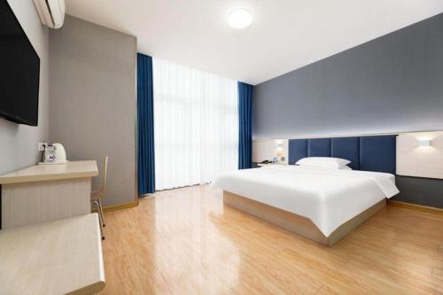 Ένα ή περισσότερα κρεβάτια σε δωμάτιο στο 7 Days Inn Tianjin South Railway Station