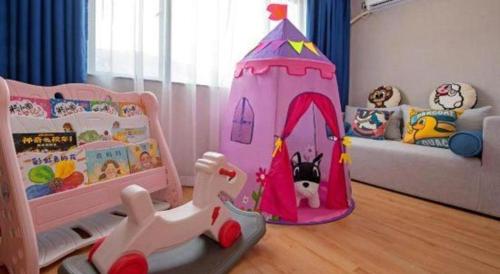 a childs bedroom with a tent and a play room at danfeng kelly hotel in Shenzhen